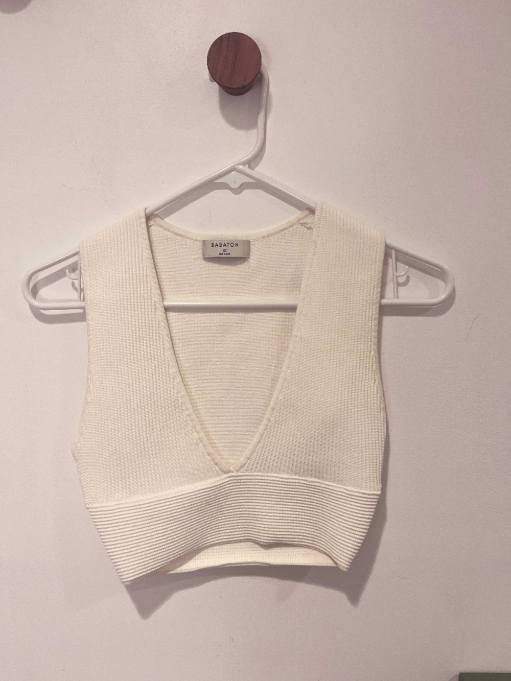 Aritzia Babaton Cropped Deep-V Top, Size XS